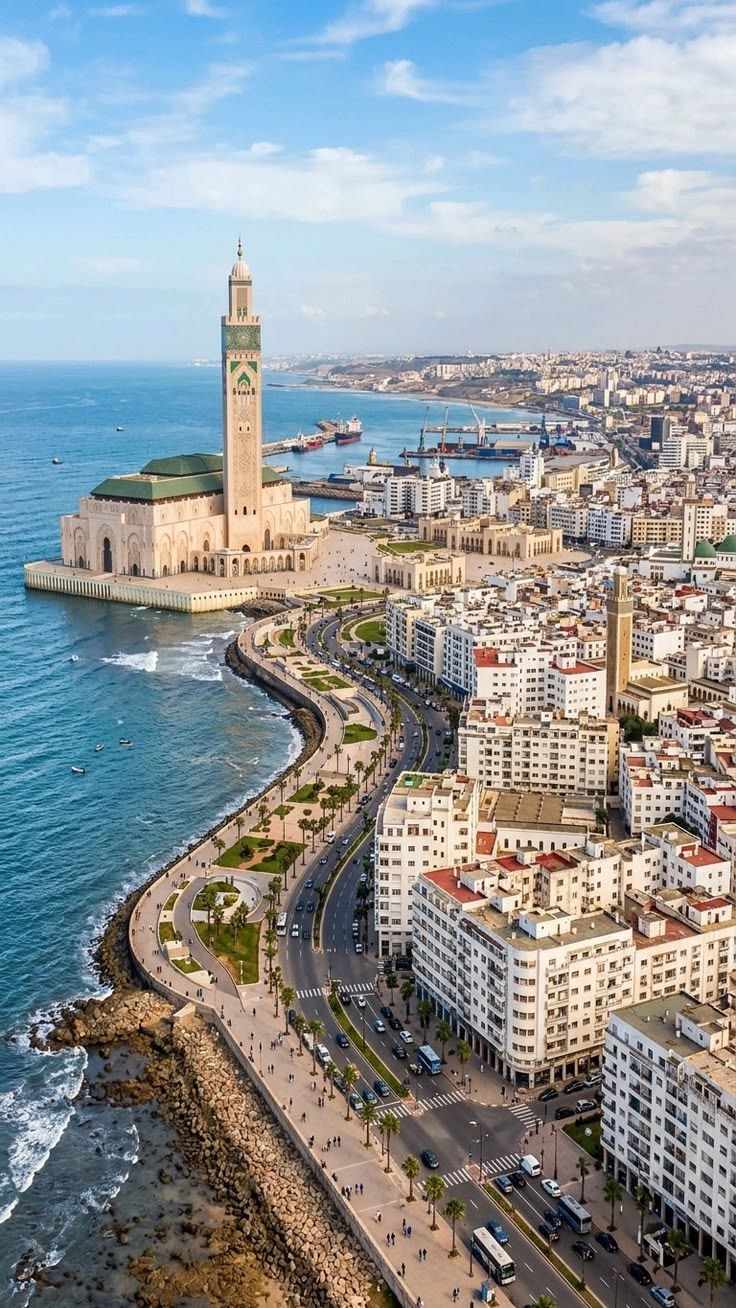 Vue aérienne de la corniche de Casablanca et de la mosquée Hassan II