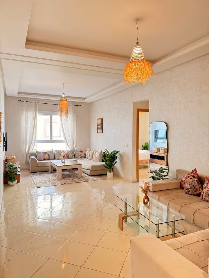 Salon lumineux d'un appartement marocain contemporain géré par WarmBnB